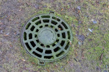 Yosun ve çimlerle kaplanmış eski yağmur fırtınası çimenlerdeki drenaj sistemi..