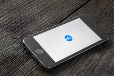 Rusya, St. Petersburg, Nisan 2020: Menlo Park, Kaliforniya merkezli Amerikan çevrimiçi sosyal medya ve sosyal medya şirketi. Ahşap arka planda Facebook logosu olan akıllı telefon.