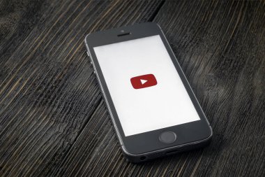 Rusya, St. Petersburg, Nisan 2020: Dünyanın en büyük video sunucusu olan akıllı telefon Apple iPhone ekranındaki YouTube logosu.