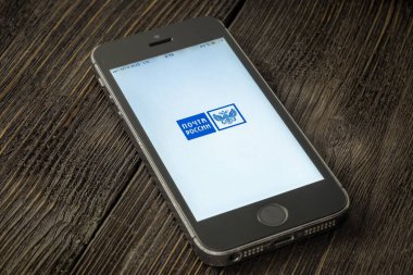 Rusya, St. Petersburg, Nisan 2020: Rus posta logosu akıllı telefon ekranında. Apple iPhone, Rusya 'nın en büyük posta taşıyıcısı ve tekelcisi..
