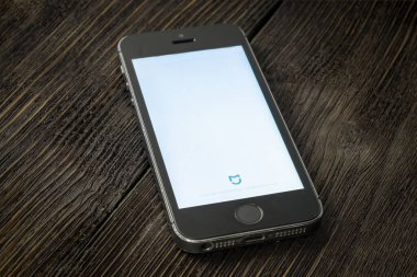 Rusya, St. Petersburg, Nisan 2020: akıllı telefon Apple iPhone ekranındaki xiaomi logosu, elektronik ve teknoloji üretiminde yer alan en büyük Çin şirketi..