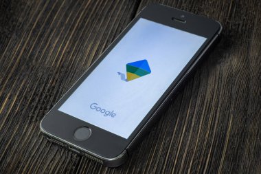 Rusya, St. Petersburg, Nisan 2020: Tahta arka planda Google logosu olan Apple iPhone