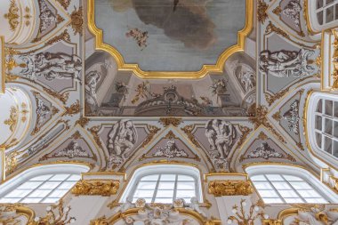 St. Petersburg, Rusya, Şubat 2020: ana salon ve kış sarayının en büyük ormancıları, Ürdün merdivenleri güzelce tasarlanmış ve zenginleştirilmiştir.