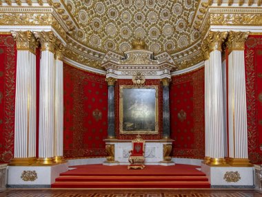 St. Petersburg, Rusya, Şubat 2020: Devlet Hermitage Müzesi, St. George Taht Salonu, Kış Sarayı 'ndaki büyük kırmızı taht odası..