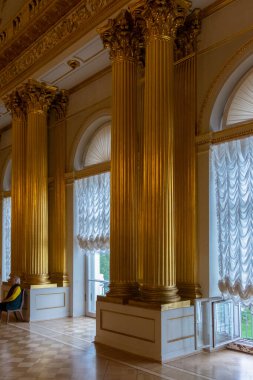 St. Petersburg, Rusya, Şubat 2020: Devlet Hermitage Müzesi, kışlık saraydaki altın salonun güzel sütunları.