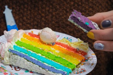 Parlak, tatlı bir pasta, LGBT bayrağının renklerine boyanmış pasta katmanları. Hoş eğlencenin alışılmadık rengi.