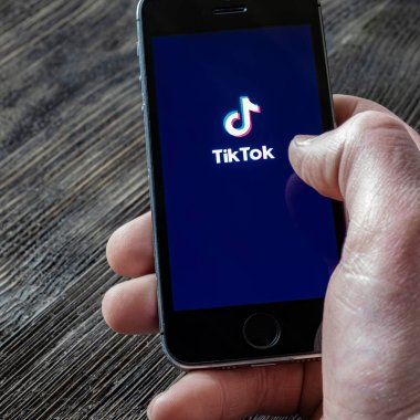 Rusya, St. Petersburg, Nisan 2020: Tik Tok uygulama simgesi akıllı telefon ekranında bir adamın elinde duran elma iPhone 'unda. Tik tak simgesi. Geçerli uygulamayı işaretle. Tiktok sosyal ağı