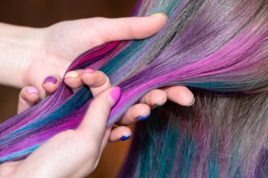 Güzel tırnaklı kız, güzel manikür tarakları yaratıcı renkli saçlarıyla kızı.