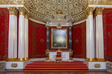 St. Petersburg, Rusya, Şubat 2020: Devlet Hermitage Müzesi, St. George Taht Salonu, Kış Sarayı 'ndaki büyük kırmızı taht odası..