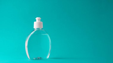 Bir şişe el dezenfektanı veya akuamarin arka planda antiseptik jel.