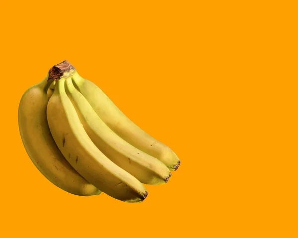 Varios Plátanos Maduros Racimo Plátanos Amarillos Aislados Sobre Fondo Naranja —  Fotos de Stock