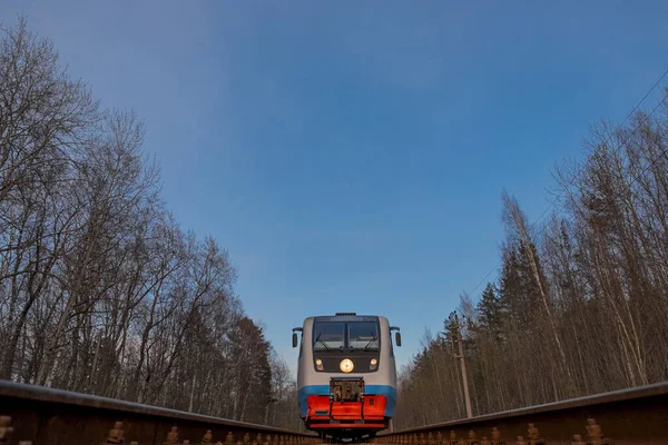 高速鉄道の危険なアプローチは 鉄道線路からの眺め 安全な通過線の概念 — ストック写真