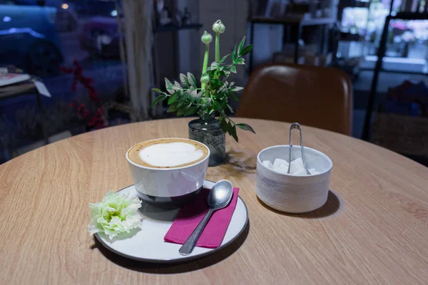 Café Noite Com Coração Creme Espuma Café Acolhedor Flores Bonitas — Fotografia de Stock