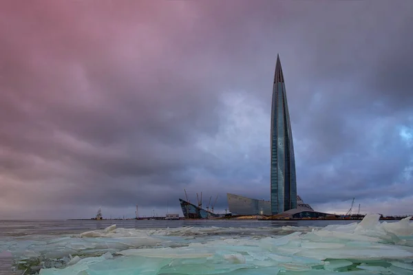 러시아 상트페테르부르크 2020 아름다운 석양과 색상의 바다와 공사중인 사무실 마천루 — 스톡 사진