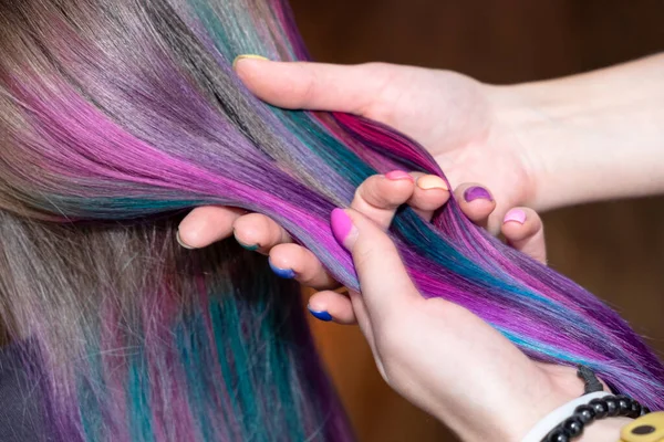 Menina Com Unhas Bonitas Bela Manicure Penteia Sua Filha Com — Fotografia de Stock