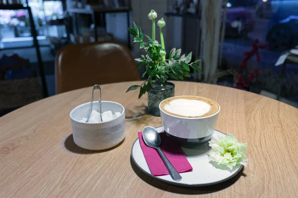 Večerní Kavárna Příjemná Atmosféra Šálek Kávy Srdcem Uvnitř Přírodními Květinami — Stock fotografie