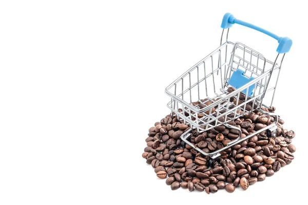 Beyaz Arka Planda Kahve Çekirdeklerine Sıkışmış Bir Süpermarket Arabası — Stok fotoğraf