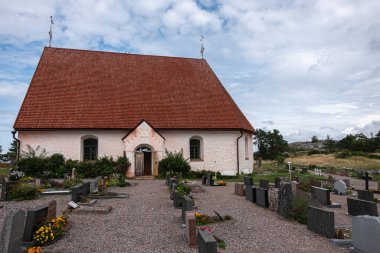 Finlandiya, Aland Adaları, Kokar, Ağustos 2019: Kokar Adası 'ndaki en büyük ve en eski mezarlık ve St. Anne Kilisesi İskandinavya' daki en eski Fransisken Kilisesi 'nin kalıntıları üzerine inşa edilmiştir..