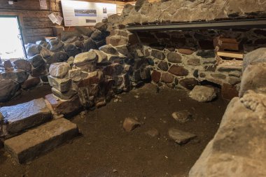 Finlandiya, Aland Adaları, Kokar, Ağustos 2019: İskandinavya 'nın en eski Fransisken Kilisesi, duvarların kalıntıları ve Finlandiya' nın Aland Adaları 'ndaki Çekar, Kokar adasında restore edilmiş bir sunak.