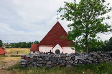 Finlandiya, Aland Adaları, Kokar, Ağustos 2019: Kokar Adası 'ndaki en büyük ve en eski mezarlık ve St. Anne Kilisesi İskandinavya' daki en eski Fransisken Kilisesi 'nin kalıntıları üzerine inşa edilmiştir..