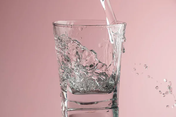 Agua Potable Limpia Salpica Vaso Sobre Fondo Rosa — Foto de Stock