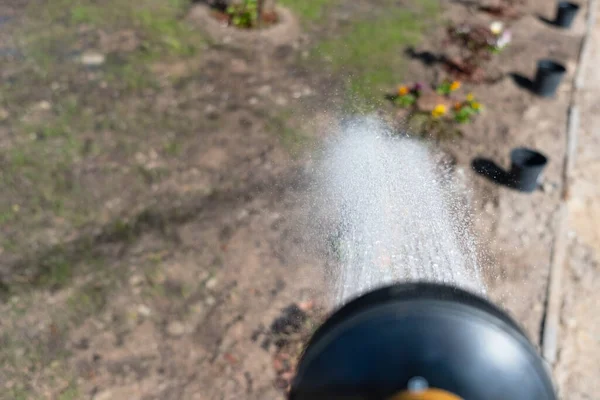 庭の道具 庭や庭のための散水缶 若い芝生や花に水をやる一人称のプロセス — ストック写真