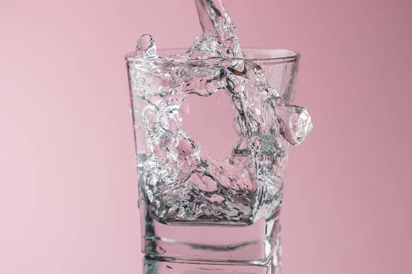 Água Potável Fresca Limpa Espirra Copo Fundo Rosa Força Natural — Fotografia de Stock