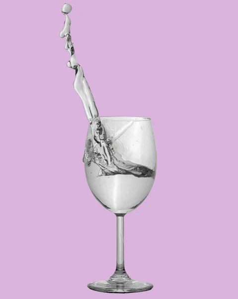 Vitt Vin Stänk Ett Glas Rosa Bakgrund — Stockfoto