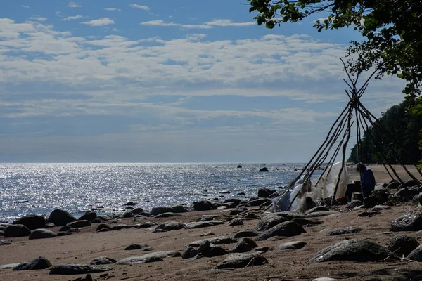 Vieil Ermite Solitaire Construit Une Cabane Partir Branches Sur Plage — Photo