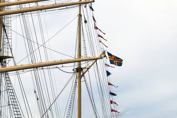 Флаг Независимых Аландских Островов Вывешен Мачте Большого Парусника — стоковое фото