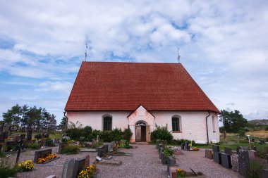 Finlandiya, Aland Adaları, Kokar, Ağustos 2019: Kokar Adası 'ndaki en büyük ve en eski mezarlık ve St. Anne Kilisesi İskandinavya' daki en eski Fransisken Kilisesi 'nin kalıntıları üzerine inşa edilmiştir..