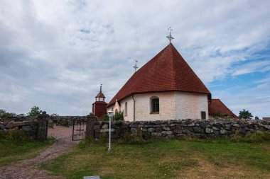 Finlandiya, Aland Adaları, Kokar, Ağustos 2019: Kokar Adası 'ndaki en büyük ve en eski mezarlık ve St. Anne Kilisesi İskandinavya' daki en eski Fransisken Kilisesi 'nin kalıntıları üzerine inşa edilmiştir..