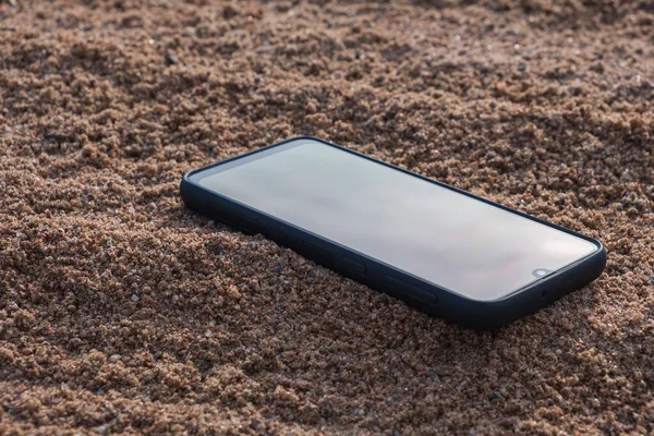 Mobiltelefon Begravd Den Grå Sanden Förlora Din Smartphone Stranden Semestern — Stockfoto