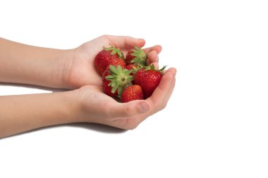 Beyaz arkaplanda çilek var.