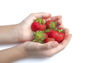 Beyaz arkaplanda çilek var.