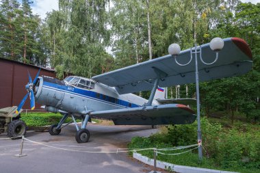 Rusya, Zelenogorsk, Terijoki, Ağustos 2020: Zelenogorsk Kültür ve Rekreasyon Parkı 'nda klasik bir An-2 korusnik pervane uçağı duruyor