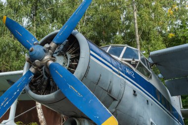 Rusya, Zelenogorsk, Ağustos 2020: Eski model Korusnik an-2 uçağı, motor bölümünün montajı ve dört pervaneli eski pervane manzarası.