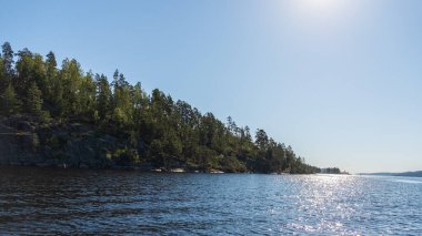 Tam bir özgürlük hissi. Karelia 'nın skerry, fiyort ve dağlarla dolu doğasının inanılmaz manzarası. Güzel bir yansıma. Ladoga skerries, İskandinav manzarası, Rusya. Sanat filmi. Güzellik dünyası.