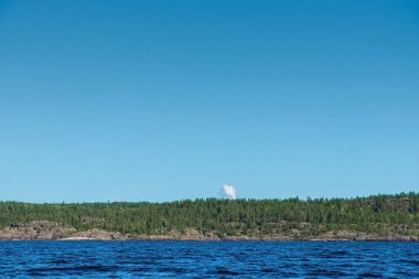Mavi berrak gökyüzü, güzel kayalar, berrak mavi su, İskandinav ülkelerinin inanılmaz doğası..