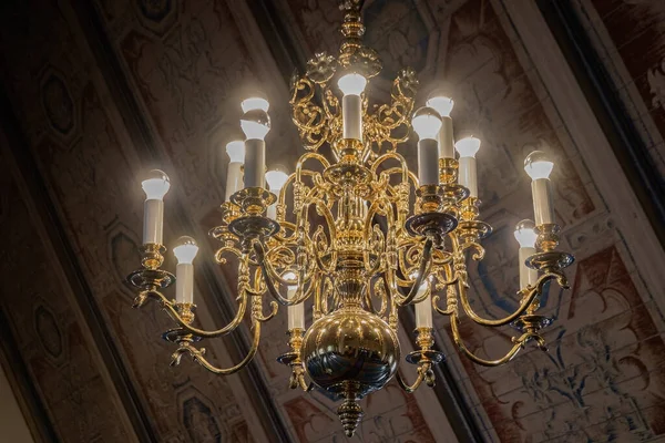 Bir İskandinav Katolik Katedrali 'nde güzel bir avize, kilisenin tavanında fresklerin ve tabloların arka planına karşı..