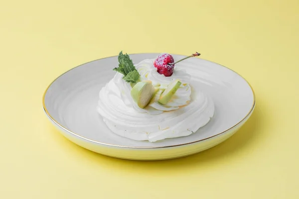 Pavlova Dessert Een Wit Bord Met Appels Kersen Een Gele — Stockfoto