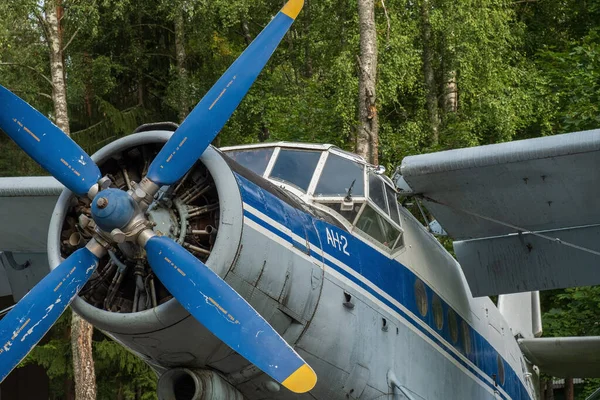 Rusya, Zelenogorsk, Ağustos 2020: Eski model Korusnik an-2 uçağı, motor bölümünün montajı ve dört pervaneli eski pervane manzarası.