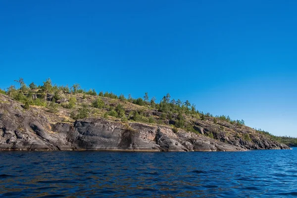 Tam bir özgürlük hissi. Karelia 'nın skerry, fiyort ve dağlarla dolu doğasının inanılmaz manzarası. Güzel bir yansıma. Ladoga skerries, İskandinav manzarası, Rusya. Sanat filmi. Güzellik dünyası.