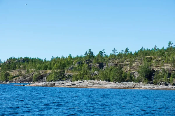 Tam bir özgürlük hissi. Karelia 'nın skerry, fiyort ve dağlarla dolu doğasının inanılmaz manzarası. Güzel bir yansıma. Ladoga skerries, İskandinav manzarası, Rusya. Sanat filmi. Güzellik dünyası.