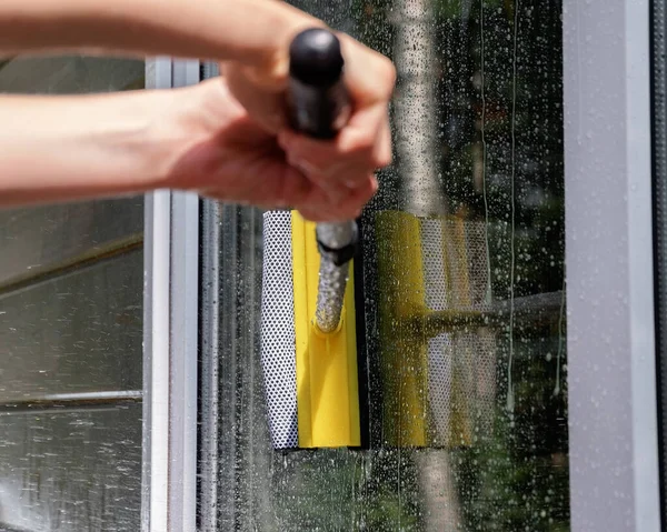 Vrouw Schoner Vegen Raam Glas Met Een Telescopische Mop Buiten — Stockfoto