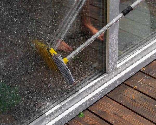 Vrouw Schoner Vegen Raam Glas Met Een Telescopische Mop Buiten — Stockfoto