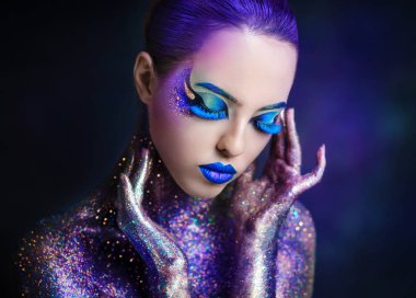 Işıltılı güzel parlak kız.      . 