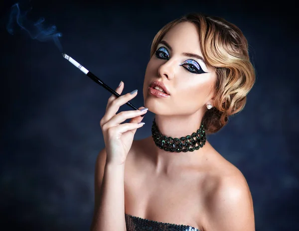 Sexy Hermosa Joven Con Cigarro Sus Manos — Foto de Stock