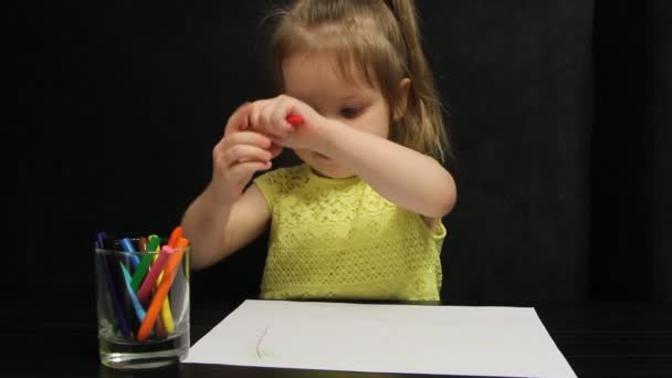 Küçük kız kağıt üzerinde kırmızı kalem ile çizer — Stok video