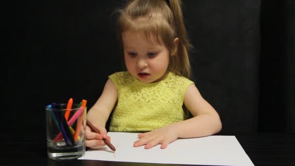 Petite fille dessine au crayon marron sur papier — Video